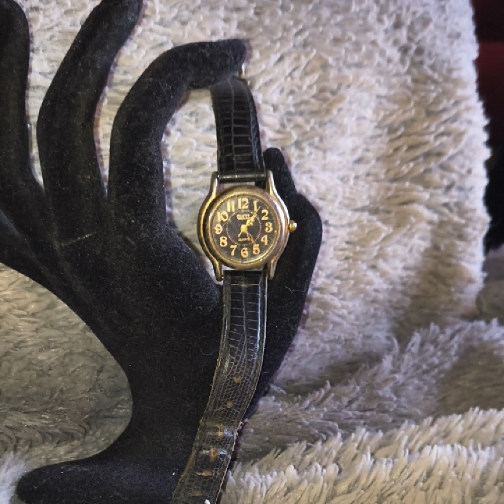 GUESS Vintage 1990 Silvertone Face with Black Crocodile Pattern Leather Watch
